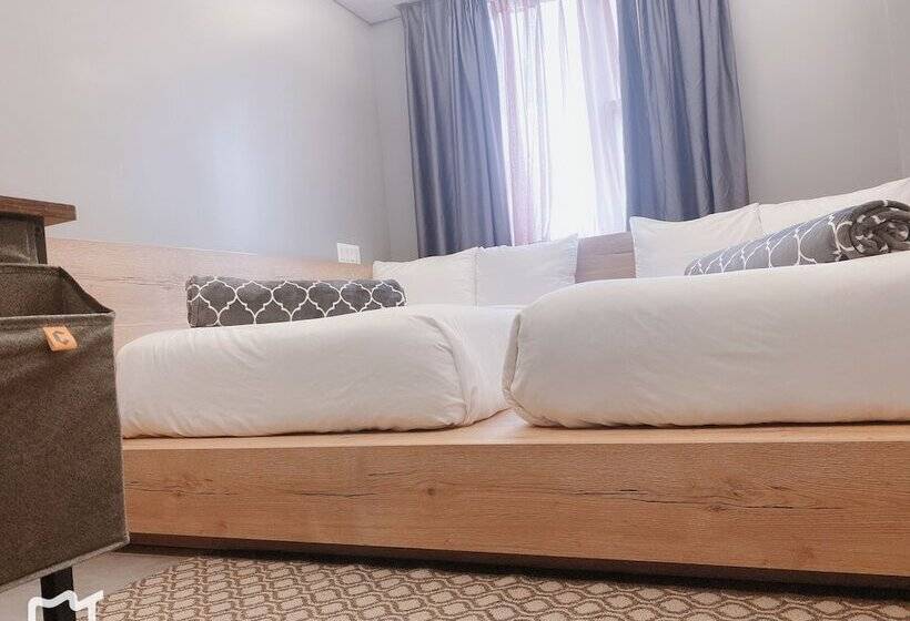 标准间, Madison Les