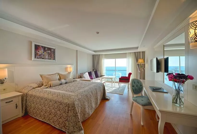 اتاق لوکس با چشم‌انداز دریا, Prime Boutique