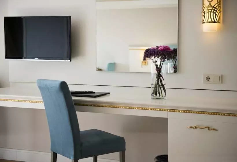 اتاق لوکس با چشم‌انداز دریا, Prime Boutique