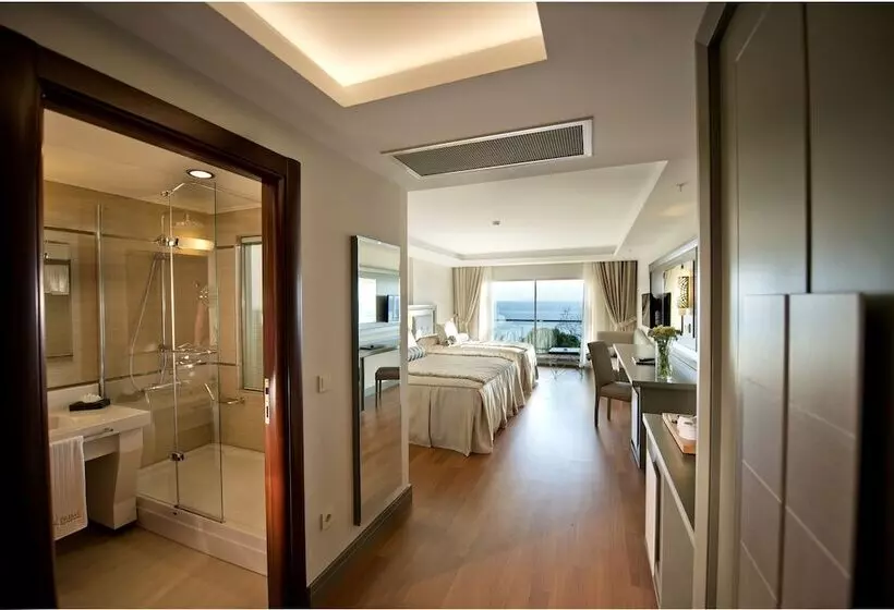 اتاق لوکس با چشم‌انداز دریا, Prime Boutique