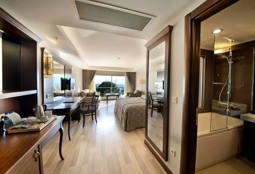 اتاق لوکس با چشم‌انداز دریا, Prime Boutique