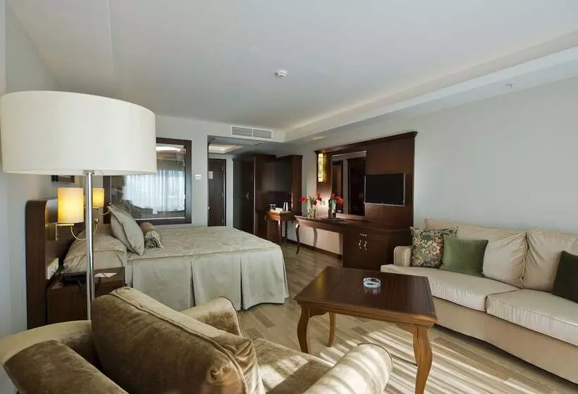 اتاق لوکس با چشم‌انداز دریا, Prime Boutique