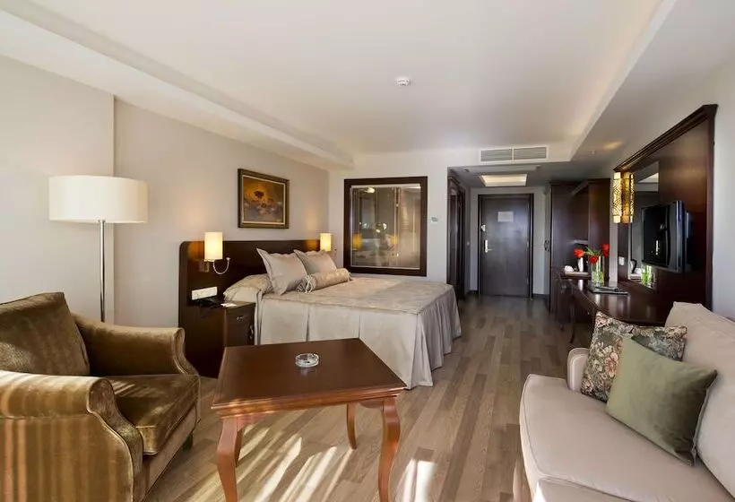 اتاق لوکس با چشم‌انداز دریا, Prime Boutique