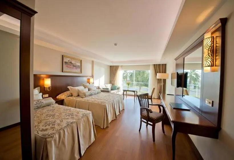 اتاق لوکس با چشم‌انداز دریا, Prime Boutique