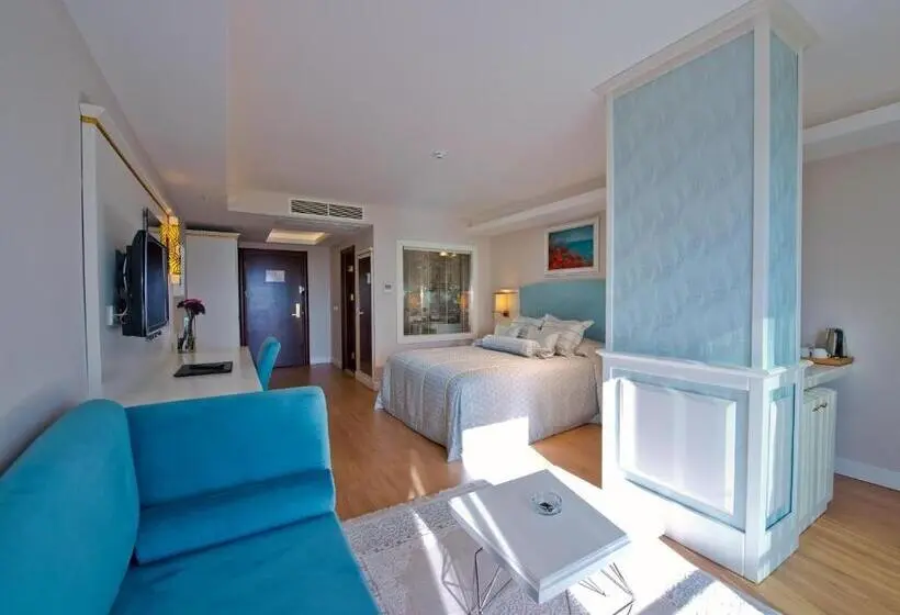 اتاق لوکس با چشم‌انداز دریا, Prime Boutique