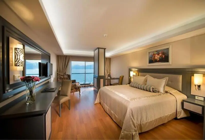 اتاق لوکس با چشم‌انداز دریا, Prime Boutique