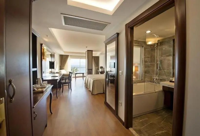 اتاق لوکس با چشم‌انداز دریا, Prime Boutique