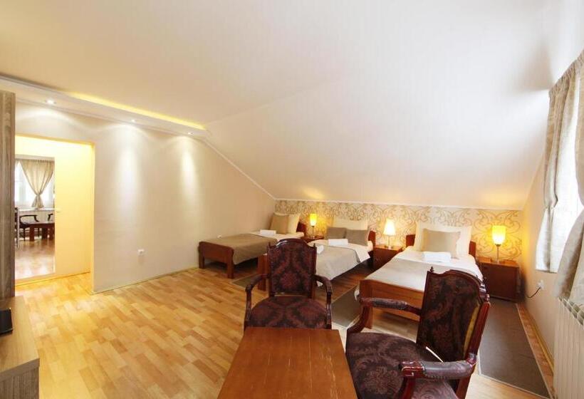 غرفة قياسية ثلاثية, Rooms Konak Mikan