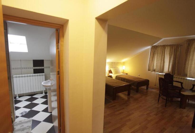 غرفة قياسية ثلاثية, Rooms Konak Mikan