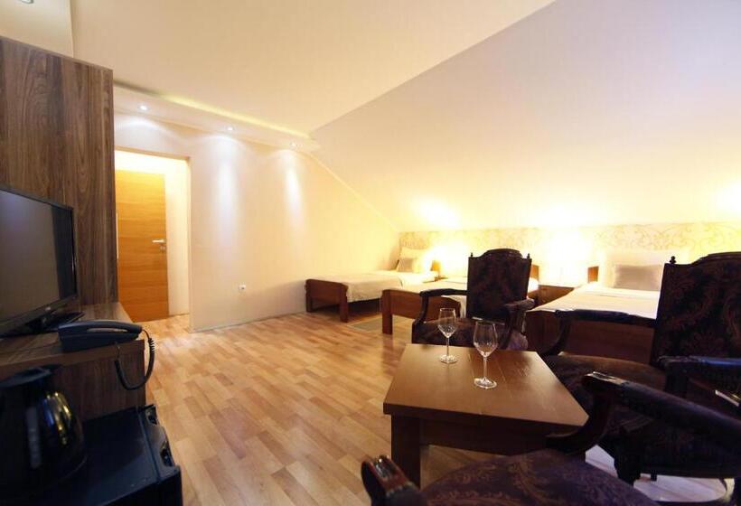 غرفة قياسية ثلاثية, Rooms Konak Mikan