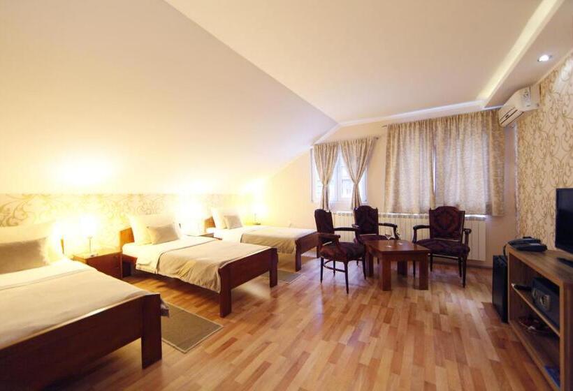 غرفة قياسية ثلاثية, Rooms Konak Mikan