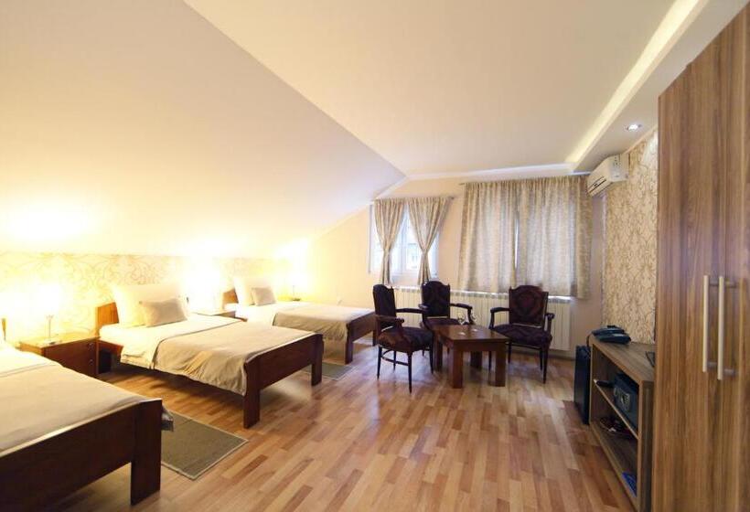 غرفة قياسية ثلاثية, Rooms Konak Mikan
