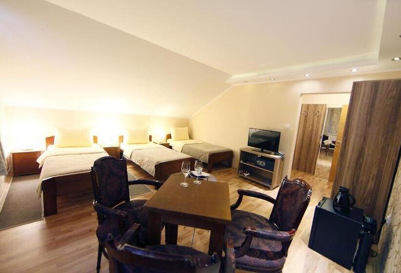 غرفة قياسية ثلاثية, Rooms Konak Mikan