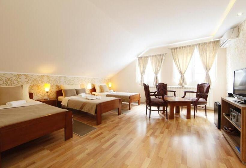 غرفة قياسية ثلاثية, Rooms Konak Mikan