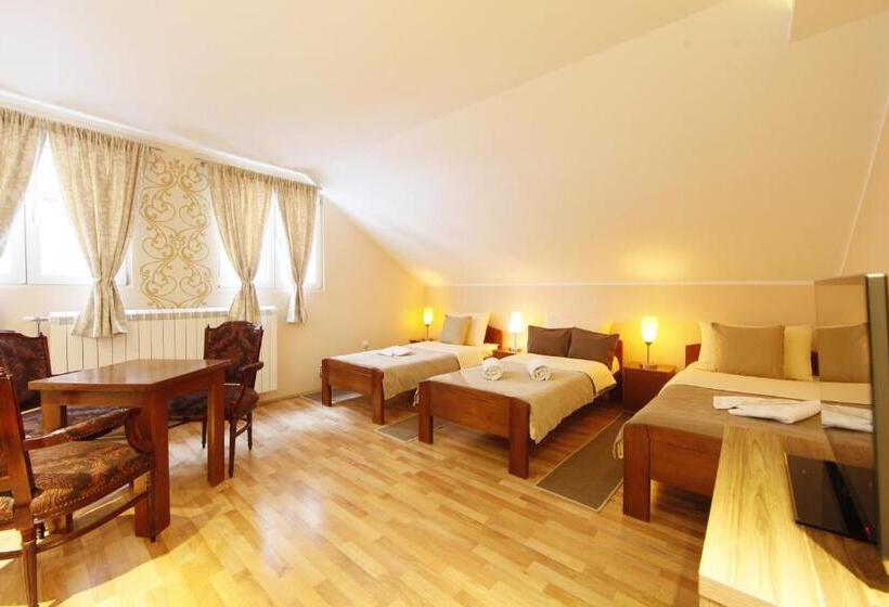 غرفة قياسية ثلاثية, Rooms Konak Mikan