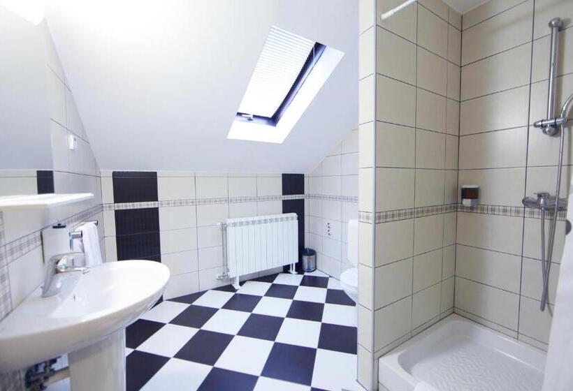 غرفة قياسية ثلاثية, Rooms Konak Mikan