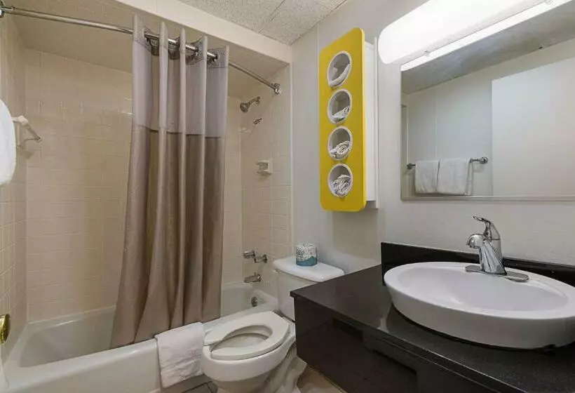キングサイズベッドのスタンダードルーム, Motel 6frackville, Pa