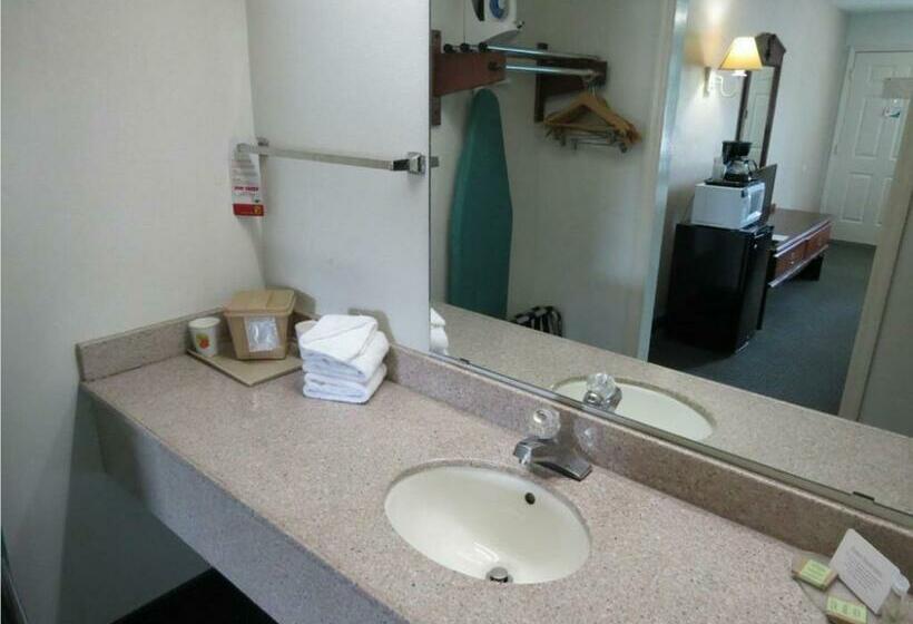 غرفة قياسية سرير كينج, Super 8 By Wyndham Kingston