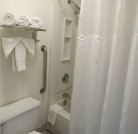 غرفه قياسيه سريرين مزدوجين, Super 8 By Wyndham Kingston