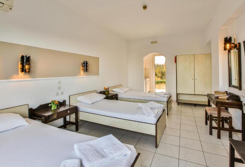 庭の見えるスタンダードトリプルルーム, Hillside Studios & Apartments