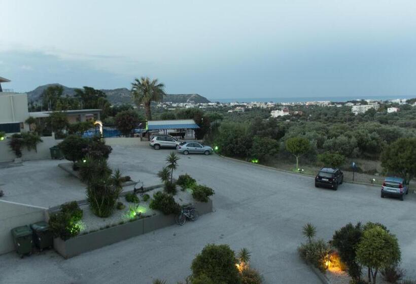 庭の見えるスタンダードトリプルルーム, Hillside Studios & Apartments