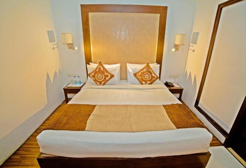 Quarto Estandar, Clarks Collection Bhavnagar