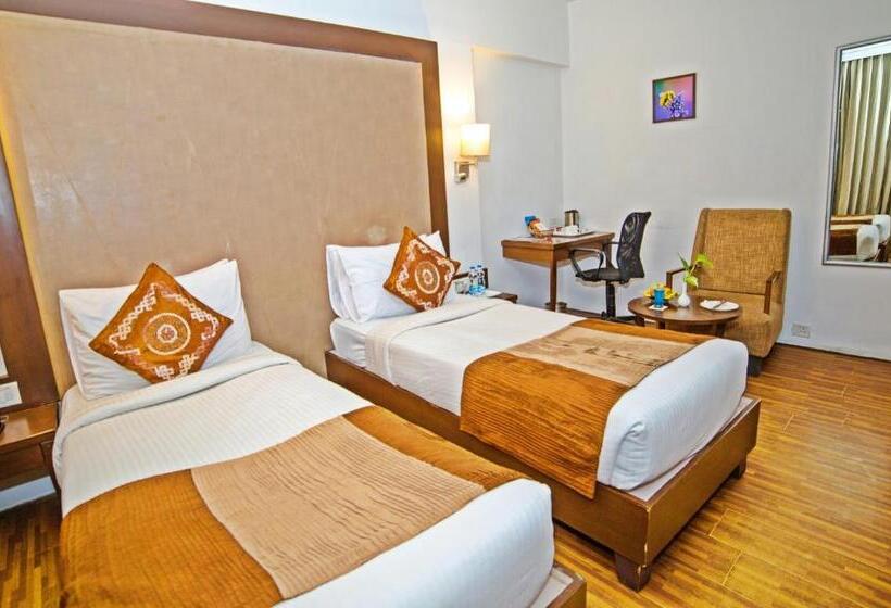 Quarto Estandar, Clarks Collection Bhavnagar