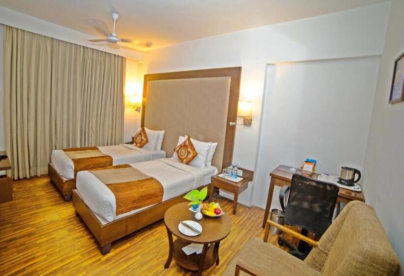 Quarto Estandar, Clarks Collection Bhavnagar