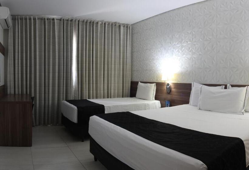 غرفة ديلوكس ثلاثية, D'luca