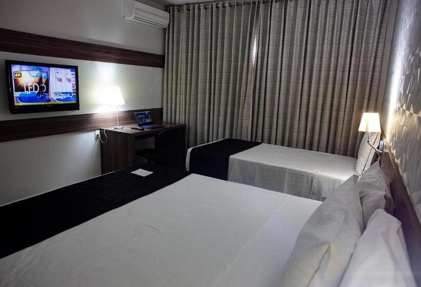 غرفة ديلوكس ثلاثية, D'luca