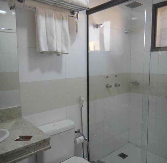 غرفة ديلوكس ثلاثية, D'luca