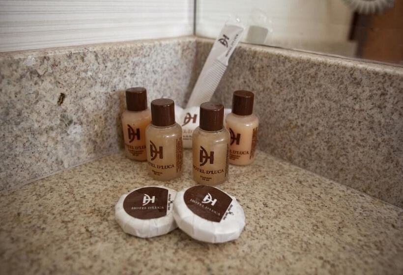 غرفة ديلوكس ثلاثية, D'luca