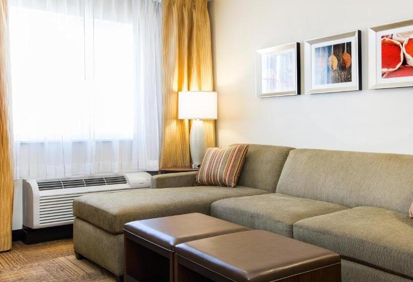带四张床的标准工作室, Staybridge Suites West Edmonton, An Ihg