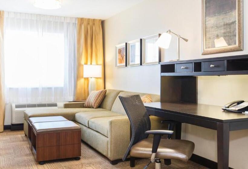 适合残疾人士使用的带超级大床的标准间, Staybridge Suites West Edmonton, An Ihg