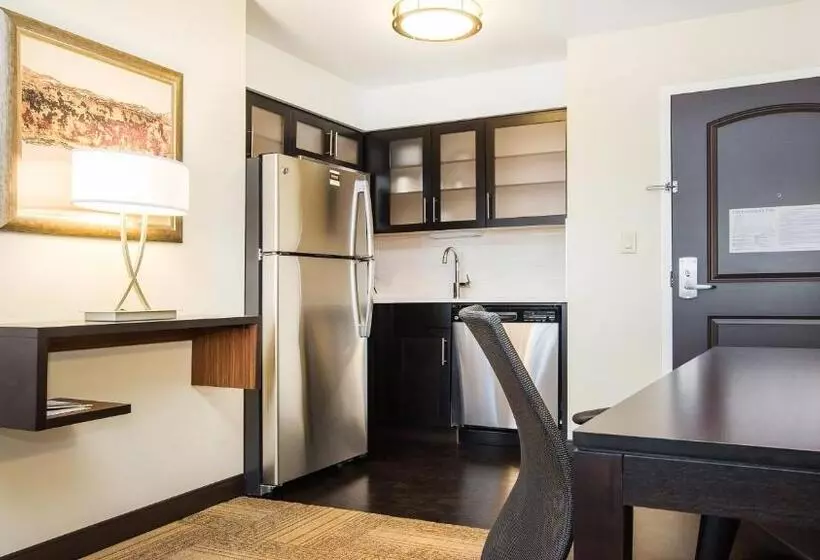 身障者適用キングサイズベッドルーム, Staybridge Suites West Edmonton, An Ihg