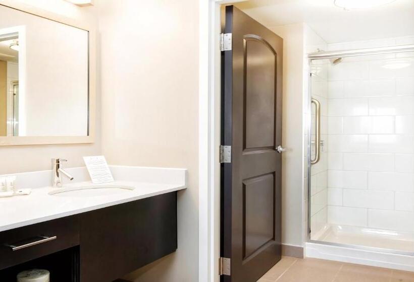 장애인을 위한 킹사이즈 침대 스탠다드 룸, Staybridge Suites West Edmonton, An Ihg