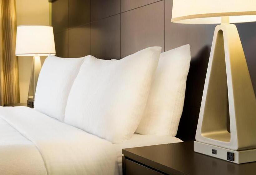适合残疾人士使用的带超级大床的标准间, Staybridge Suites West Edmonton, An Ihg