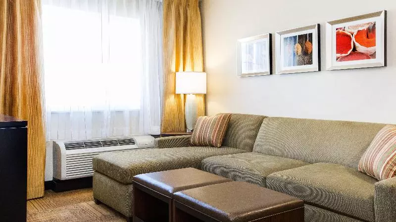 キングサイドベッドのスタンダードワンルーム, Staybridge Suites West Edmonton, An Ihg