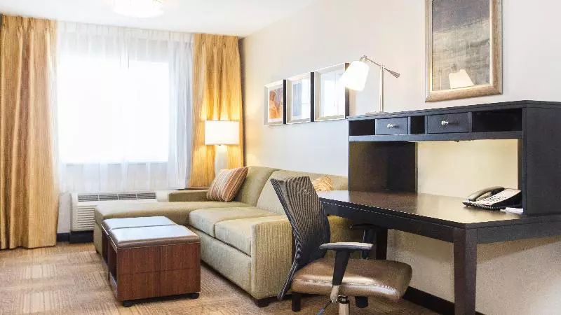 キングサイドベッドのスタンダードワンルーム, Staybridge Suites West Edmonton, An Ihg