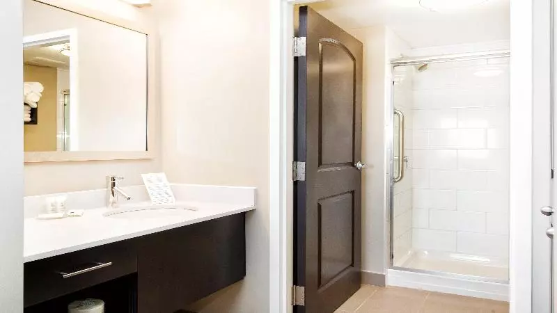 キングサイドベッドのスタンダードワンルーム, Staybridge Suites West Edmonton, An Ihg