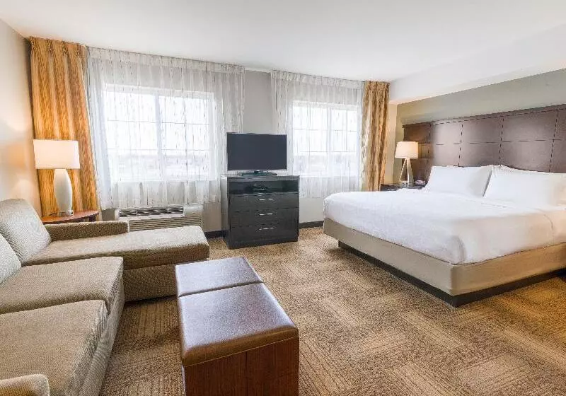 キングサイドベッドのスタンダードワンルーム, Staybridge Suites West Edmonton, An Ihg