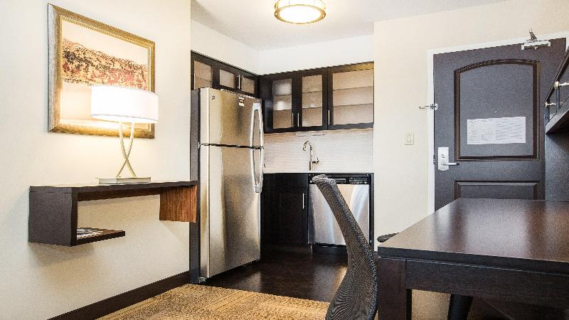 带大床的标准工作室, Staybridge Suites West Edmonton, An Ihg