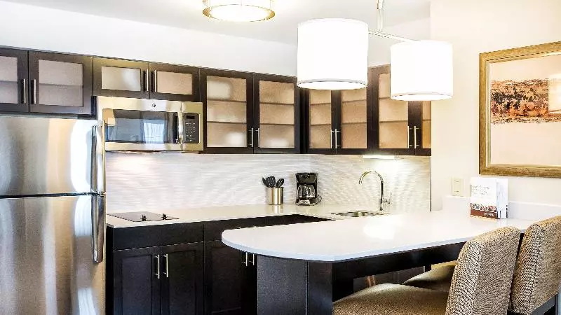 キングサイズベッドのスイートルーム, Staybridge Suites West Edmonton, An Ihg
