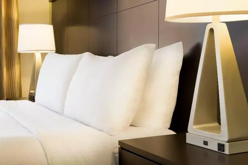 キングサイズベッドのスイートルーム, Staybridge Suites West Edmonton, An Ihg