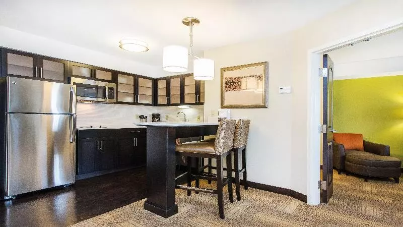 キングサイズベッドのスイートルーム, Staybridge Suites West Edmonton, An Ihg