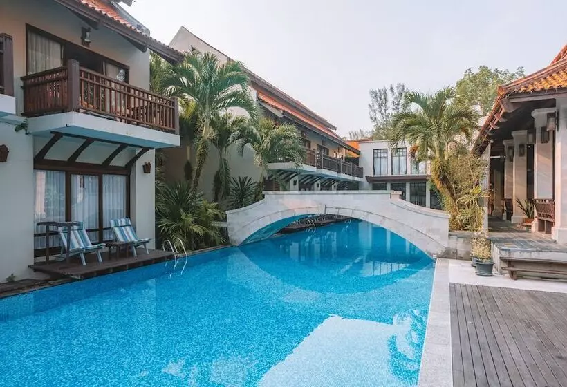 اتاق لوکس با چشم‌انداز استخر, Khaolak Oriental Resort  Adult Only