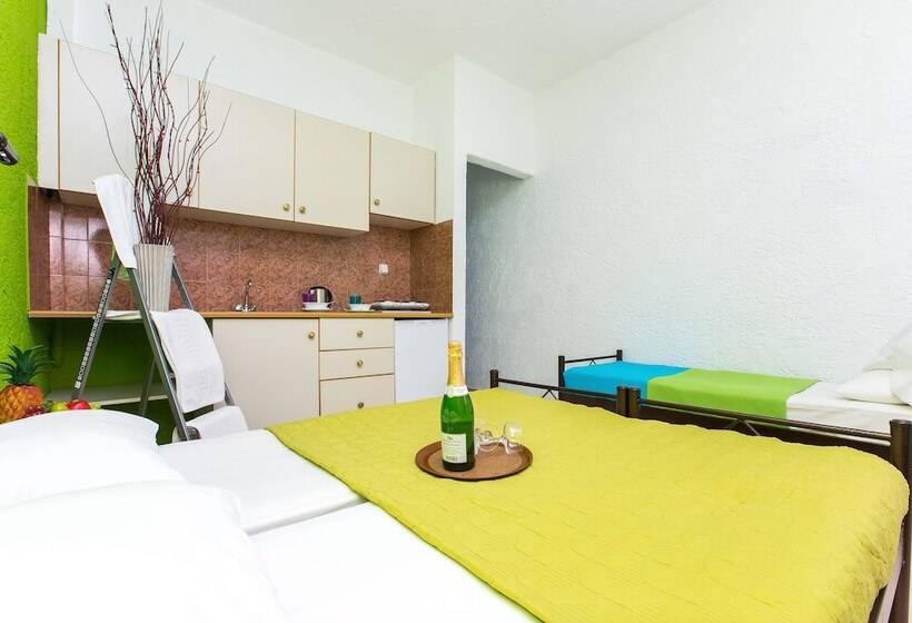 חדר סטודיו סטנדרד, Litsa Studios