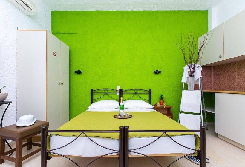 חדר סטודיו סטנדרד, Litsa Studios