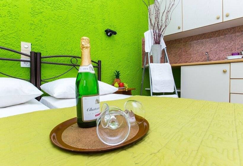 חדר סטודיו סטנדרד, Litsa Studios