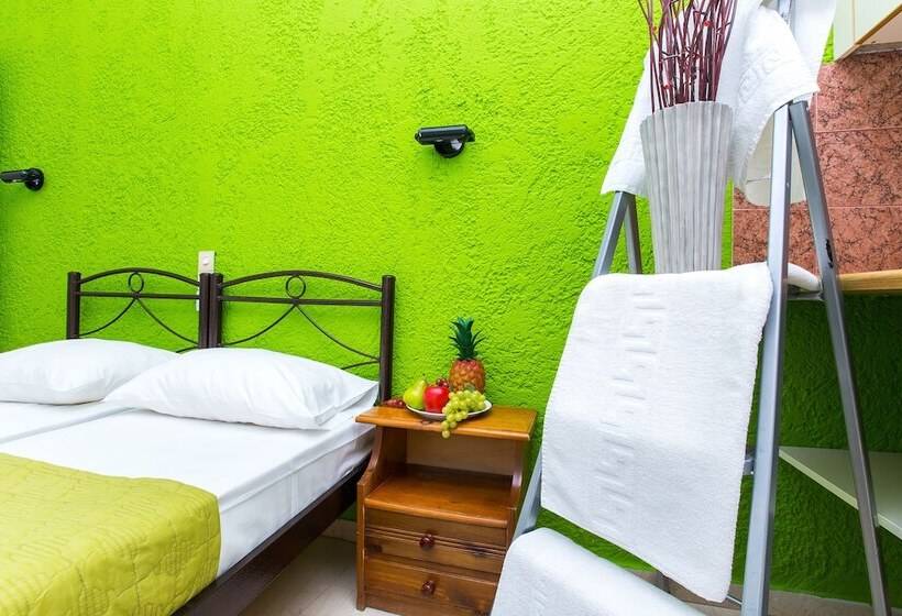 חדר סטודיו סטנדרד, Litsa Studios